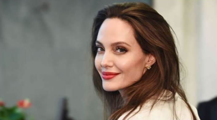  Angelina Jolie harbors deep feelings for Jonny Lee Miller?