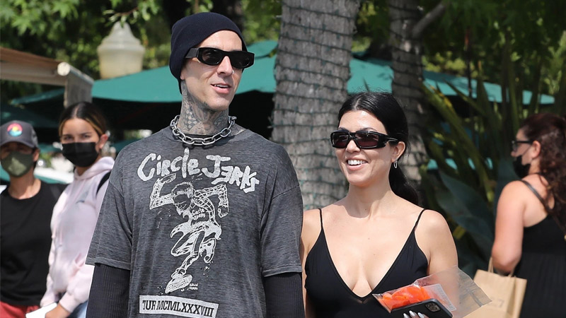  Kourtney Kardashian Bonds With Travis Barker’s Kids During Beach Getaway