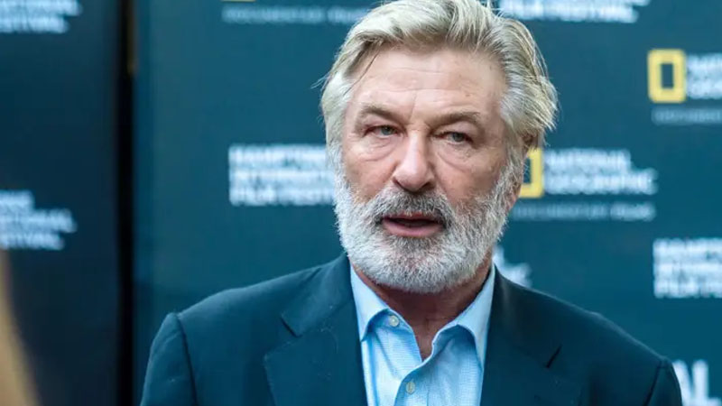  Alec Baldwin Surrenders Phone for Shooting Inquiry