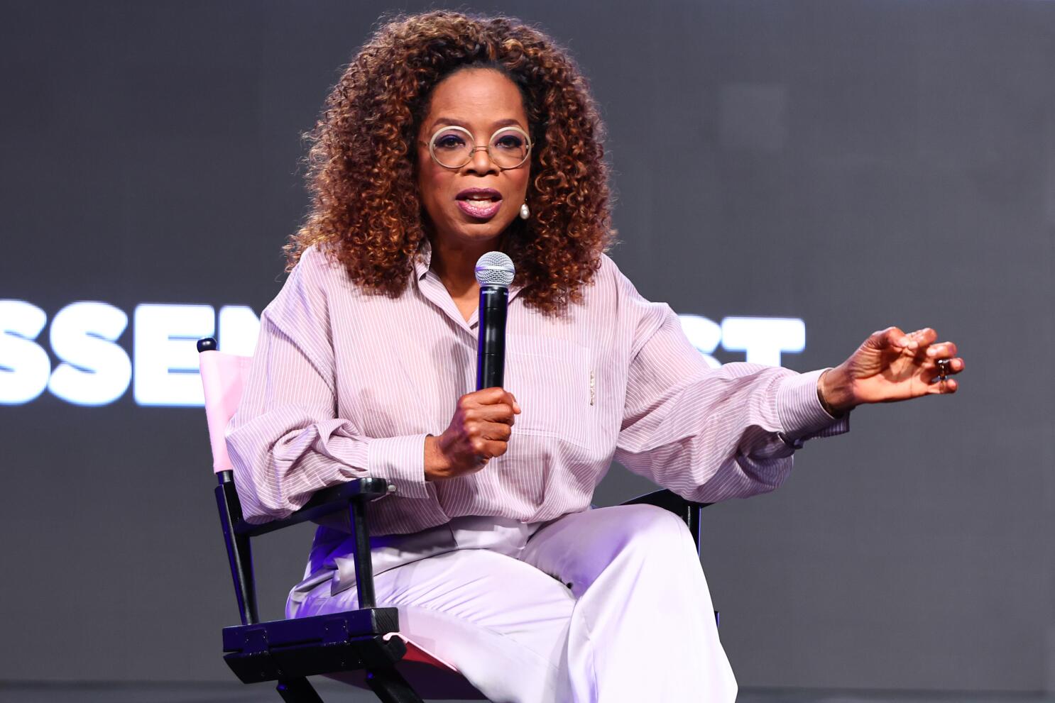  Oprah Winfrey Reveals Fictional Lunch Companion and Favorite Reading Spot in Social Media Q&A