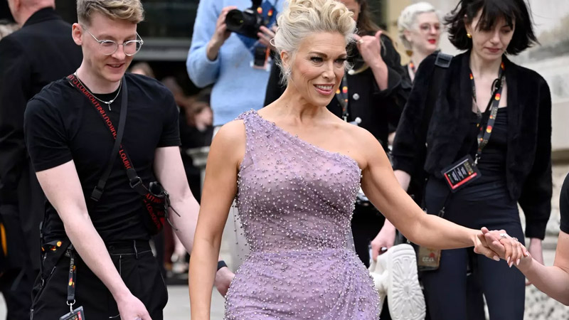  Hannah Waddingham shuts down photographer asking to ‘show leg’