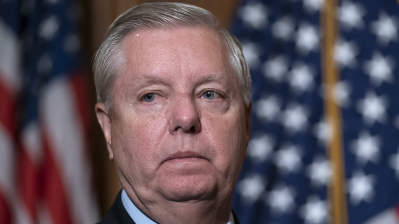  Lindsey Graham Calls Laura Loomer ‘Toxic,’ Urges Trump to Distance Himself