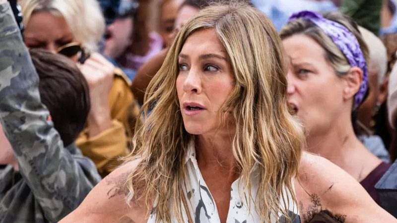  Angry protestors fling oil at Jennifer Aniston on set of ‘The Morning Show’