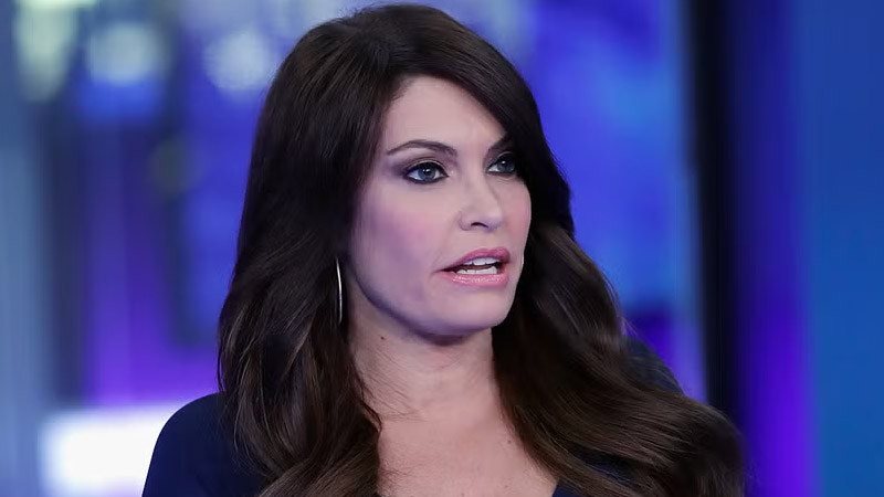  Kimberly Guilfoyle Sparks Panic During Photo Op with Future Father-in-Law Donald Trump